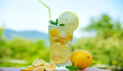 了解一下夏季喝柠檬水的好处与坏处